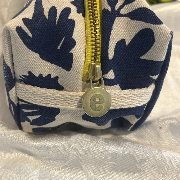 Erin Flett Blue and White Floral “DOPP” Travel Pouch - Picture 3 of 7
